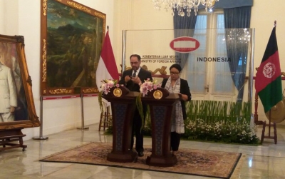 Menteri Luar Negeri RI Retno Marsudi dan Menteri Luar Negeri Afghanistan Salahuddin Rabbani dalam joint press statement, usai melakukan pertemuan bilateral, di Gedung Pancasila, Kementerian Luar Negeri RI, di Jakarta, Jumat (15/3/2019). (ANTARA/Yuni Arisandy