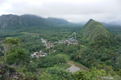 Pegunungan Meratus di Desa Nateh, Kecamatan Batang Alai Timur, Kabupaten Hulu Sungai Tengah, Kalsel 