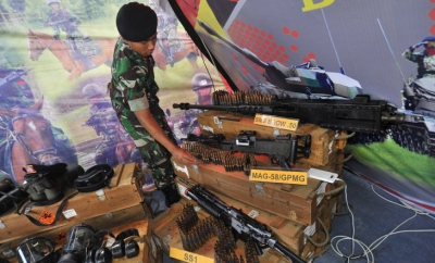 Illustrasi: Prajurit TNI AD memperlihatkan sejumlah persenjataan di arena Pameran Alutsista TNI AD di Alun-alun Serang, Banten. (ANTARA FOTO/Asep Fathulrahman)