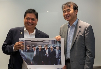 Menteri Perindustrian Airlangga Hartarto menerima kenang-kenangan dari Executive Vice President Hyundai Motor Company (HMC) Park Hong Jae dalam pertemuan di Seoul, 25 Juni 2019.