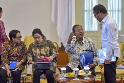 Menko Perekonomian Darmin Nasution berbincang dengan Menaker Hanif Dhakiri, di samping Menko PMK yang berbincang dengan Menlu, sebelum sidang kabinet paripurna di Istana Kepresidenan Bogor, Jabar, Senin (8/7) lalu