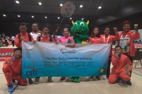 Tim Para-Badminton Indonesia berfoto bersama setelah upacara pengalungan medali di St.Jakobshalle, Basel, Swiss, Minggu. 