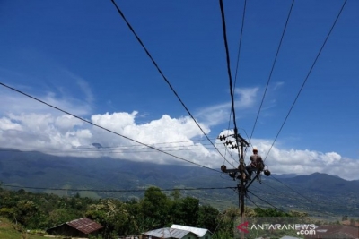 Petugas PT PLN (Persero) Wilayah Provinsi Nusa Tenggara Timur sedang mengerjakan jaringan listrik desa di Pulau Flores. 