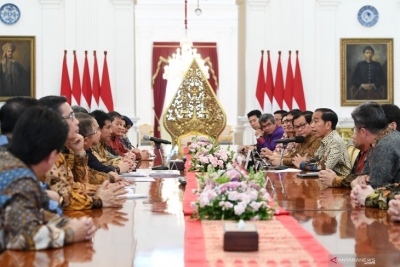 Presiden Joko Widodo (kedua kanan) didampingi Seskab Pramono Anung (ketiga kanan) menerima pengurus Asosiasi Pengusaha Indonesia (Apindo) di Istana Merdeka Jakarta, Kamis (13/6/2019). Presiden meminta masukan dari Apindo terkait pemerintahan ke depan, salah satunya tentang upaya peningkatan nilai ekspor. 