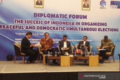 Sejumlah narasumber memberikan materi demokrasi dan politik di Indonesia kepada belasan jurnalis dari Pasifik Selatan dan Afrika dalam acara &quot;Diplomatic Forum on The Success of Indonesia in Organising Peaceful and Democratic Simultaneous Elections&quot; di Yogyakarta, Kamis (11/7/2019).