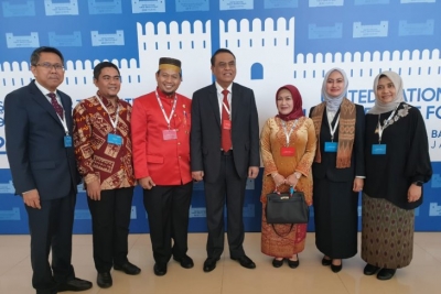 Pj Wali Kota Makassar M Iqbal Samad Suhaeb (tiga dari kiri) bersama Menteri PAN-RB Syarifuddin (tengah) berfoto bersama rombongan di sela mengikuti pertemuan PBB di Baku, Azerbaijan, Selasa (25/6/2019) 