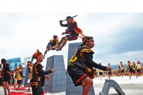 Sejumlah pelajar menampilkan atraksi lompat batu pada acara puncak Sail Nias 2019 di Pelabuhan Baru Teluk Dalam Kabupaten Nias Selatan, Sumatera Utara, Sabtu (14/9/2019) .