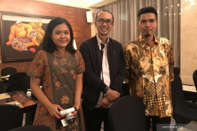 Tiga Delegasi Indonesia dalam The 19th Indonesian Scholars International Convention (ISIC) dan 15th Railway Engineering Conference &amp; Exhibition di Inggris, (dari kanan) Nadia Hanif, Yanto Yulianto dan Ahmad Sugiana 