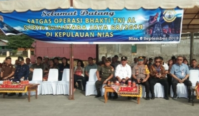 Satuan Tugas Operasi Bhakti TNI AL Bhaskara Jaya 68 tiba di Pelabuhan Laut Gunungsitoli, Kota Gunungsitoli, Sumatera Utara, Jumat (6/9/2019). ANTARA/Irwanto