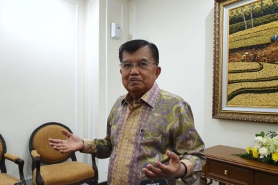 Wakil Presiden RI Jusuf Kalla memberikan pernyataan pers di Kantor Wapres Jakarta, Senin (13-4-2019). (Foto: Fransiska Ninditya)