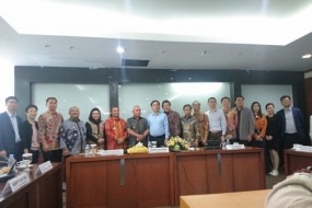 Gubernur Kaltim, Isran Noor berbincang dengan Deputi Director General Hongshi Holdings, Xu Xing saat audiensi di ruang Tepian I Kantor Gubernur Kaltim Jl Gajah Mada Samarinda Kalimantan Timur, Jumat (15/3). (Arumanto)