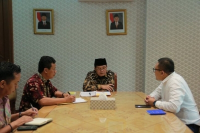 Gubernur Jambi Fachrori Umar menerima perwakilan perusahaan asal Hongkong, ELL Environmental Holdings Ltd di Kantor Penghubung Pemprov Jambi di Jakarta, Kamis (9/5/2019). Perusahaan itu menyatakan minat berinvestasi dalam pengembangan Pelabuhan Ujung Jabung di Kabupaten Tanjung Jabung Timur, Jambi. (Humas Pemprov Jambi/HO)