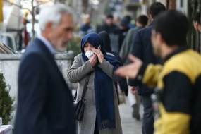Seorang wanita Iran, dengan mengenakan masker setelah wabah virus corona melanda, berjalan sambil berbicara di telepon, di Teheran, Iran, Kamis (5/3/2020). WANA (West Asia News Agency)/Nazanin Tabatabaee via REUTERS (VIA REUTERS/WANA NEWS AGENCY)