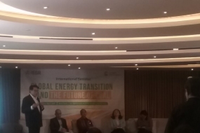 Direktur Institute for Essential Services Reform (IESR) Fabby Tumiwa (kiri), memberi paparan dalam seminar bertajuk &quot;Transisi Energi Global dan Masa Depan Batubara di Indonesia&quot; yang digelar di Jakarta, Senin (1/4/2019). (ANTARA/M Razi Rahman)