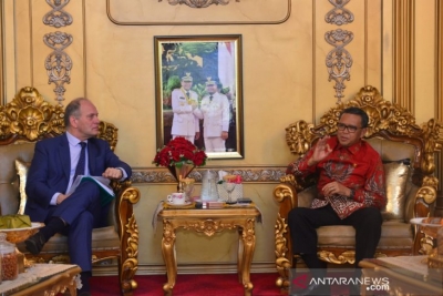 Charge d’affaires Duta Besar Uni Eropa untuk Indonesia, Bapak Charles-Michel Geurts saat melakukan audiensi dengan Gubernur Sulsel HM Nurdin Abdullah di Makassar, Kamis (4/7).