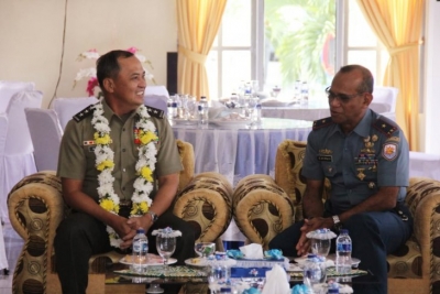 Komandan Pangkalan Utama TNI AL VIII/Manado, Laksamana Pertama TNI Gig Sipasulta (kanan), bersama pimpinan delegasi tentara Filipina, Letnan Jenderal Felimon T Santos, dalam pertemuan mereka di Manado, Sulawesi Utara, Selasa. 