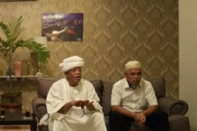 Duta Besar Sudan untuk Indonesia DR. Elsiddieg Abdullaziz Abdalla (kiri) saat menghadiri buka puasa bersama di Jakarta, Kamis (23/5/2019). 