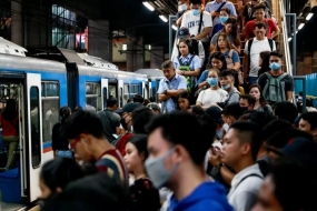 Para penumpang mengenakan masker saat mereka mengantre untuk masuk ke sebuah kereta di tengah kasus-kasus baru pengidap virus corona di Manila, Filipina, Rabu (11/2/2020). ANTARA/REUTERS/Eloisa Lopez/TM (REUTERS/ELOISA LOPEZ)