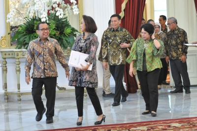 Ketua Pansel KPK Yenti Ganarsih didampingi Mensesneg dan anggota Pansel menuju tempat keterangan pers, usai diterima Presiden Jokowi, di Istana Merdeka, Jakarta, Senin (17/6) pagi.