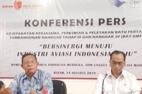 Menko Bidang Perekonomian Darmin Nasution dan Menteri Perhubungan Budi Karya menjawab pertanyaan awak media dalam konfrensi pers usai peresmian MRO di Batam, Rabu.