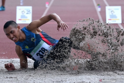 Atlet asal Jawa Tengah, Agung Wahyudi beraksi pada final nomor lompat jangkit senior putra dalam Kejuaraan Nasional Atletik U-18, U-20 dan Senior 2019 di Stadion Pakansari, Cibinong, Bogor, Jawa Barat, Senin (5/8/2019).