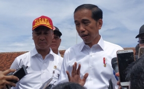 Presiden Joko Widodo didampingi Menteri Sosial Agus Gumiwang Kartasasmita usai acara peningkatan kesiapsiagaan bencana di Panimbang, Banten, Senin (18/2/2019) (ANTARA/Desi Purnamawati)