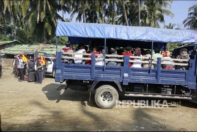 Sejumlah warga Rohingya menunggu di truk Polisi Myanmar untuk dibawa kembali menuju penampungan sementara yang didirika pemerintah di Desa ManSi dekat Sittwe, Negara Bagian Rakhinne, Myanmar, Rabu (21/11).