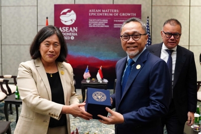 Zulkifli Hasan dalam pertemuan bilateral dengan Duta Besar Perwakilan Perdagangan AS (Unites States Trade of Representative/USTR) Katherine Tai yang berlangsung Senin, (21/08/2023) di sela-sela Pertemuan ke-55 Menteri Ekonomi ASEAN dan Pertemuan Terkait Lainnya (the 55th ASEAN Economic Minister’s Meeting and Related Meetings) di Semarang, Jawa Tengah. 