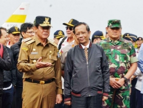 Plt Gubernur Provinsi Kepri Isdianto memberikan penjelasan kepada Menkopolhukam Mahfud MD saat kunjungan kerja ke Natuna.