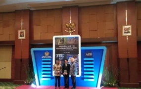Presiden ADB Masatsugu Asakawa (tengah) bersama Wakil Menteri Keuangan Suahasil Nazara (kiri) dalam peluncuran buku kemitraan 50 tahun ADB-Indonesia di Kementerian Keuangan, Jakarta, Selasa (3/03/2020). (ANTARA/Dewa Wiguna)