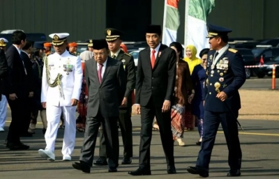 Presiden Joko Widodo bersama Wakil Presiden Jusuf Kalla dan Panglima TNI Marsekal Hadi Tjahjanto bertindak sebagai inspektur upacara peringatan HUT Ke-74 TNI di Lanud Halim Perdanakusuma, Jakarta pada Sabtu (5/10/2019).