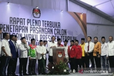 Calon presiden dan calon wapres terpilih, Joko Widodo serta Ma&#039;ruf Amin dalam jumpa pers di KPU, Jakarta pada Minggu (30/6/2019)