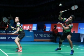 Pasangan ganda campuran Indonesia Tontowi Ahmad/Winny Oktavina Kandow melaju ke perempat final usai mengalahkan rekan satu timnya Hafiz Faisal/Gloria Emanuelle Widjaja dengan skor 19-21, 21-18 dan 21-19 dalam turnamen Malaysia Open 2019 di Axiata Arena, Kuala Lumpur, Malaysia, Kamis (4/4/2019). Tim Humas PBSI