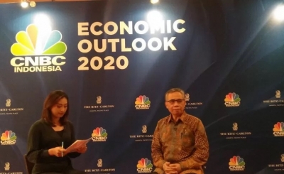 Ketua Dewan Komisioner Otoritas Jasa Keuangan (OJK) Wimboh Santoso (kanan) dalam CNBC Economic Outlook di Jakarta, Rabu (26/02/2020). (ANTARA/Dewa Wiguna)