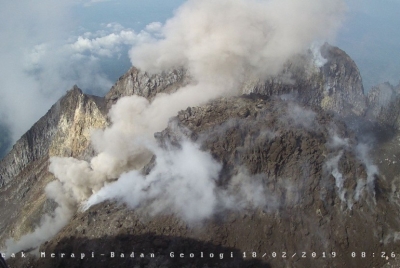 Gunung Merapi Luncurkan Lava Pijar ke Kali Gendol