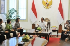 Presiden Jokowi didampingi Mensesneg menerima Pansel calon Pimpinan KPK yang dipimpin Yenti Ganarsih, di Istana Merdeka, Jakarta, Senin (17/6) pagi. 
