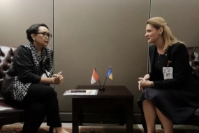 enteri Luar Negeri RI Retno Marsudi membahas pengarusutamaan isu perempuan bersama Menteri Luar Negeri Rumania Ramona-Nicole Manescu dalam pertemuan bilateral di sela-sela Sidang ke-74 Majelis Umum PBB di New York, Selasa (24/9/2019). (Kemlu RI)