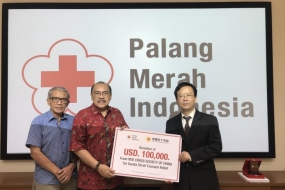 Sekretaris Jenderal Palang Merah Indonesia (PMI) Ritola Tasmaya (kedua kiri) dan Minister Counselor Kedutaan Besar China di Indonesia Sun Weide (kanan) dalam acara penyerahan dana kemanusiaan senilai 100 ribu dolar AS atau sekitar Rp1,4 miliar dari Palang Merah China di Markas Pusat PMI Jakarta, 27 Desember 2018, untuk membantu korban bencana tsunami yang melanda pesisir Selat Sunda pada 22 Desember 2018. (Kedutaan Besar China di Indonesia)