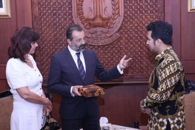 Wagub Jatim Emil Elestianto Dardak (kanan) saat menerima kunjungan Duta Besar Slovakia untuk Indonesia, Jaroslav Chlebo (tengah), di Surabaya pada Selasa (30/7/2019)