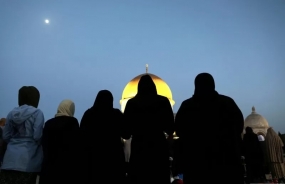 Dokumentasi - Sejumlah muslim shalat di Masjid Al Aqsa, Jerussalem, Jumat (17/5/2019). ANTARA FOTO/ REUTERS/Ammar Awad/pras/am.