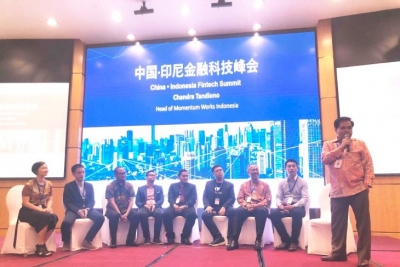 Duta Besar RI untuk China Djauhari Oratmangun (berdiri) saat berbicara di Shanghai Fintech Summit