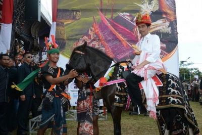 Presiden Joko Widodo menunggang kuda ketika menghadiri Parade Kuda Sandelwood pertama di Sumba pada 2017 lalu. 