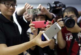 Shares in Apple rise after iPhone deal with China Mobile