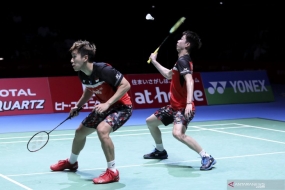 Ganda putra Indonesia Kevin Sanjaya Sukamuljo (kanan) dan Marcus Fernaldi Gideon berusaha mengembalikan kok ke ganda putra Indonesia Mohammad Ahsan dan Hendra Setiawan pada final Japan Open 2019 di Musashino Forest Sport Plaza, Tokyo, Jepang, Minggu (28/7/2019). 