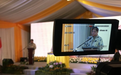 Menteri Perindustrian Airlangga Hartarto saat memberikan sambutan pada peresmian pabrik kaca lembaran terintegrasi PT Asahimas Flat Glass Tbk di Cikampek, Senin (18/2/2019). (ANTARA/Sella Panduarsa Gareta)