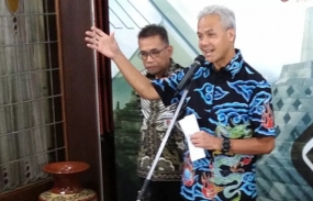 Gubernur Jawa Tengah Ganjar Pranowo menyampaikan keterangan kepada awak media terkait antisipasi penyebaran virus Corona jenis baru (COVID-19). (ANTARA/Wisnu Adhi)