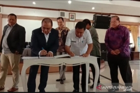 ubernur Kepulauan Bangka Belitung, Erzaldi Rosman Djohan (kanan) dan Vice Presiden Sinomach-He,  Xiaomi Ping (kanan) menandatangani kerja sama hilirisasi produk timah di Pangkalpinang, Rabu.