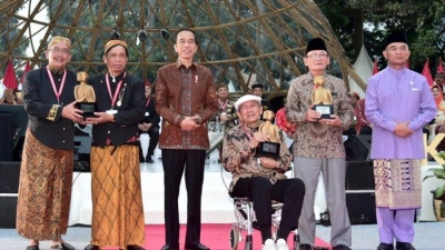 Jokowi Berikan Penghargaan pada Empat Budayawan Indonesia