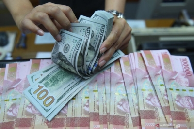 Pekerja menghitung uang Dollar Amerika Serikat dan Rupiah di sebuah tempat penukaran uang di Jakarta (ANTARA FOTO/Akbar Nugroho Gumay)