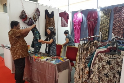 Pengunjung melihat kain batik yang dijajakan di salah satu stan pameran Indonesia Fair 2019, di International Convention City Bashundhara (ICCB), Dhaka, Bangladesh, Kamis (25/04/2019).  (ANTARA News/Yashinta Difa)